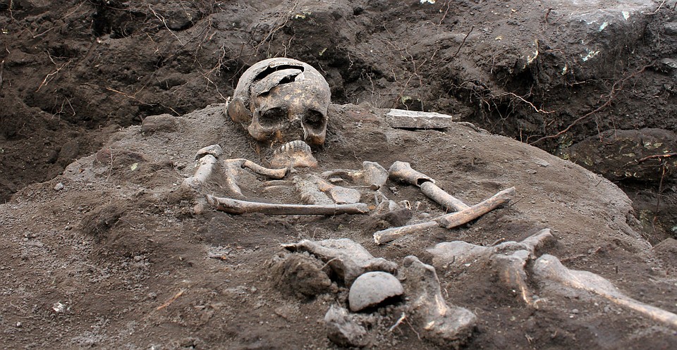 Раскопанная в Болгарии в 2014 году средневековая могила "вампира" - погибшему вбили кол в район сердца. Фото: GLOBAL LOOK PRESS